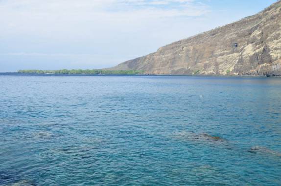 As belas e tranquilas águas da baía dos golfinhos, ao sul de Kona, na Big Island, no Havaí